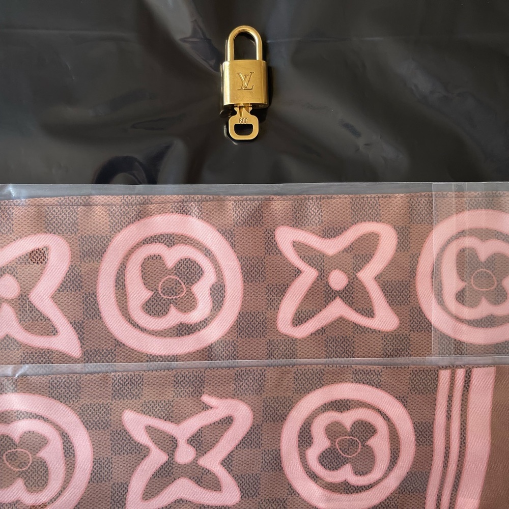 LV padlock & key set plus free 2 twillies.